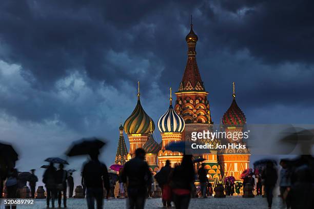 a wet evening in red square. - moscow imagens e fotografias de stock