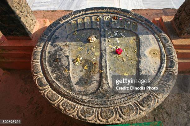 holy footprints, unesco world heritage mahabodhi temple, bodhgaya, bihar, india - world heritage mahabodhi stock pictures, royalty-free photos & images