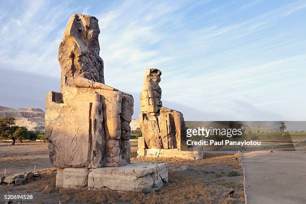 colossi of memnon, luxor, egypt - luxor stock-fotos und bilder