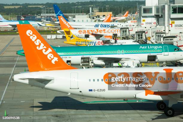 planes at gatwick airport - ガトウィック空港 ストックフォトと画像