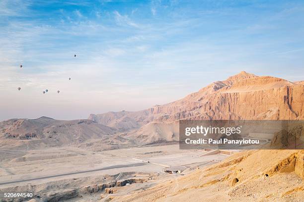 hot-air balloons over the temple of hatshepsut, luxor, egypt - valle de los reyes fotografías e imágenes de stock