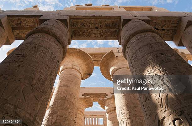 the great hypostyle hall at the temples of karnak, luxor, egypt - grande sala hipóstola - fotografias e filmes do acervo
