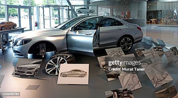 mercedes-benz museum in stuttgart - daimlerchrysler stock-fotos und bilder