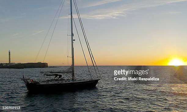 sailing boat against sunset - iñaki respaldiza stock pictures, royalty-free photos & images
