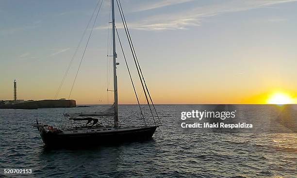 sailing boat against sunset - iñaki respaldiza 個照片及圖片檔