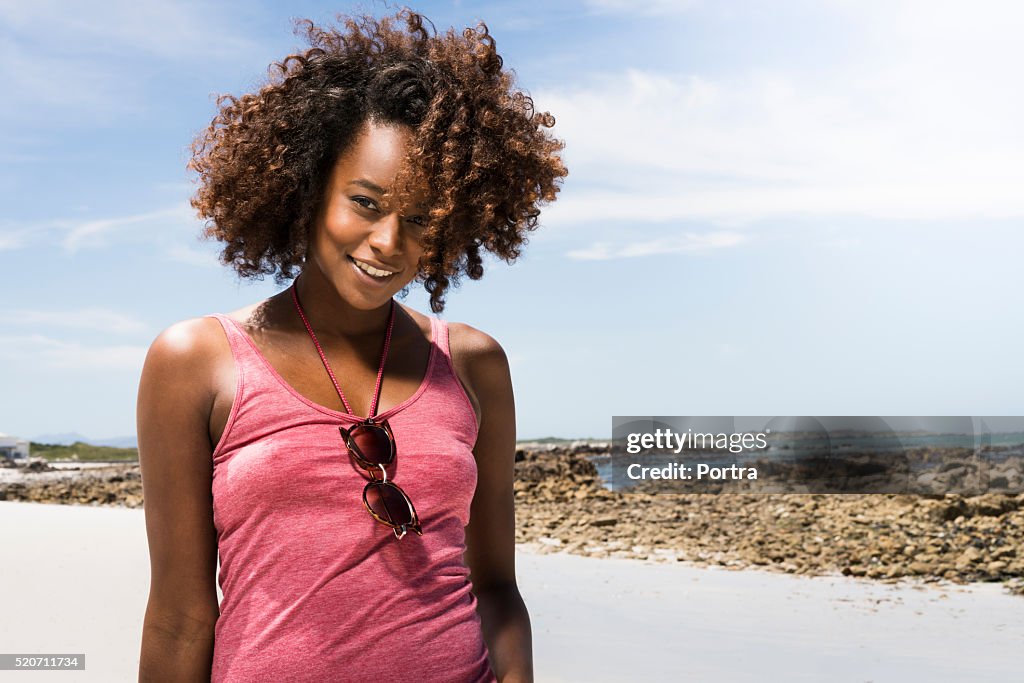 Retrato de mujer joven sonriente en la playa