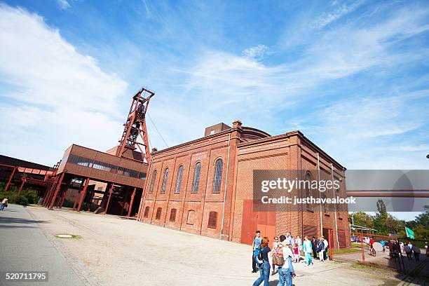 besuch kunstschacht zollverein - ruhr stock-fotos und bilder