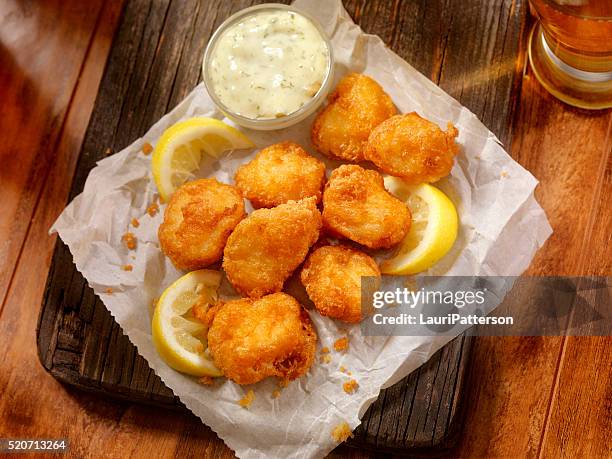 in bierteig gebackenen fisch mit soße tartar abgerundet snacks - fish fry stock-fotos und bilder