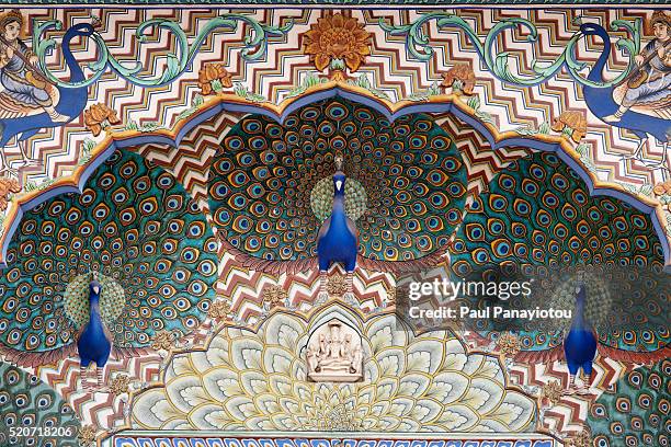 peacock gate at the city palace, jaipur, rajasthan, india - mogulreich stock-fotos und bilder