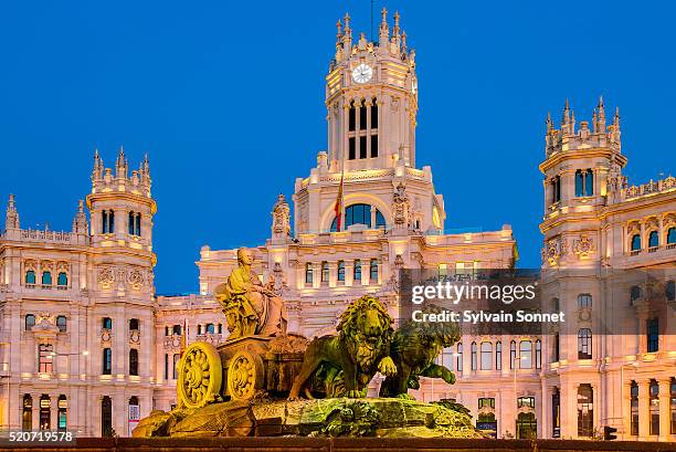 spain,madrid,plaza de cibeles at night - palacio de comunicaciones stockfoto's en -beelden