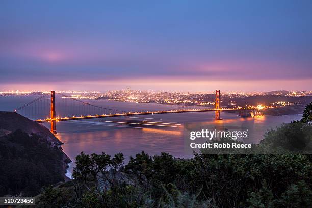 the golden gate bridge, san francisco skyline and san francisco bay in evening - baía de são francisco imagens e fotografias de stock