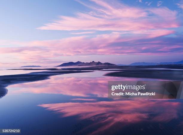 pink clouds reflecting in salt lake, utah, usa - paranormal phenomena photos et images de collection