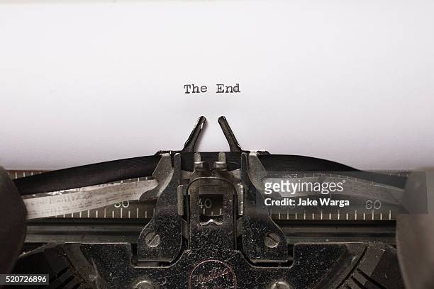 the end, typewriter - fin photos et images de collection
