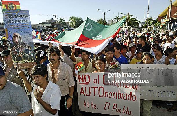 Un grupo de manifestantes, denominados de la clase obrera y la otra Santa Cruz, protestan el 27 de enero de 2005 en Santa Cruz, Bolivia, en contra...