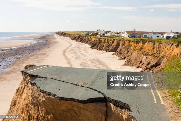 a collapsed coastal road between skipsea and ulrome on yorkshires east coast - erosión costera fotografías e imágenes de stock