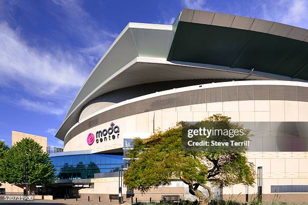 Moda Center Complex 140,634 Moda Center Arena Photos Stock Photos, High-Res Pictures, and ...