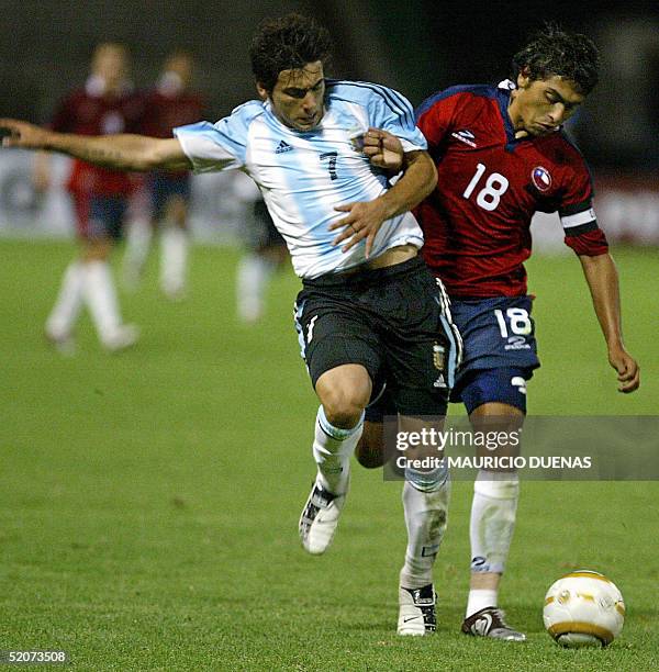 Gonzalo Jara de la seleccion Sub20 de Chile disputa el balon con Ezequiel Lavezzi de Argentina, en partido del torneo Sudamericano Sub-20 disputado...