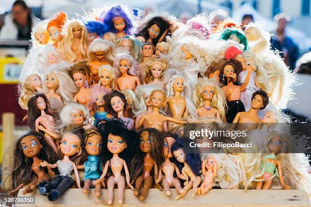 viele puppen in einem flohmarkt - barbie stock-fotos und bilder