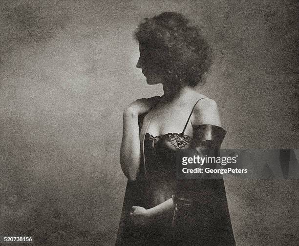 retro foto porträt von einer frau mit einem gesunden körper - 1900s woman stock-fotos und bilder