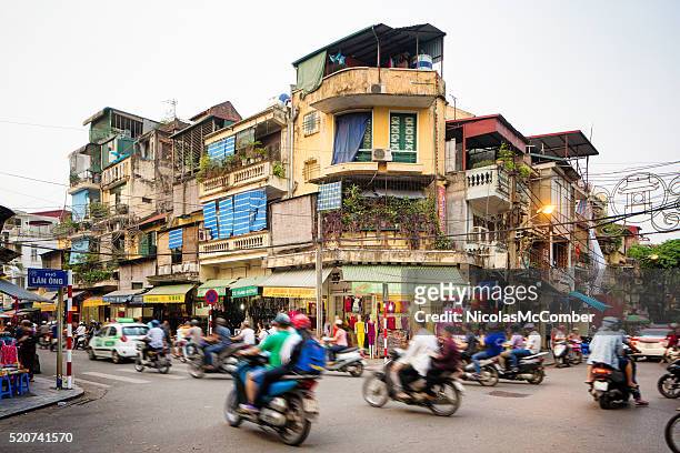 belebten straße kreuzung in der altstadt von hanoi, vietnam - vietnam stock-fotos und bilder
