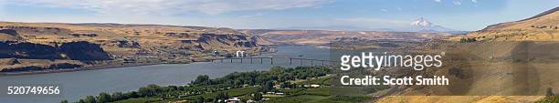 view of columbia river (the dalles reservoir) - dale smith stock pictures, royalty-free photos & images