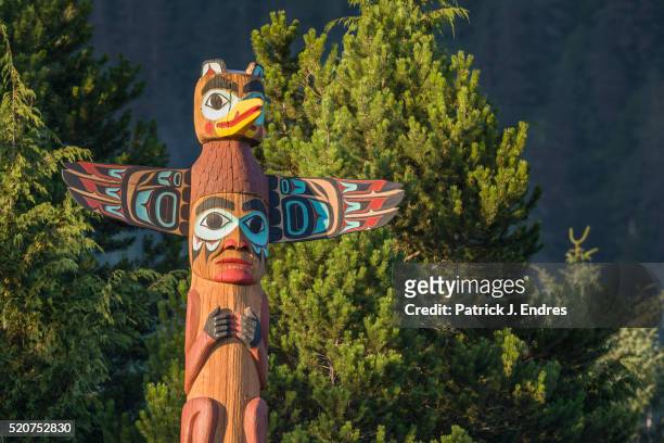 saxman village totem, ketchikan, alaska. - revillagigedo island alaska stockfoto's en -beelden