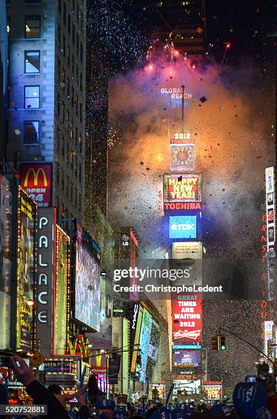 new years eve ball drop in time square - new years eve new york city stock pictures, royalty-free photos & images