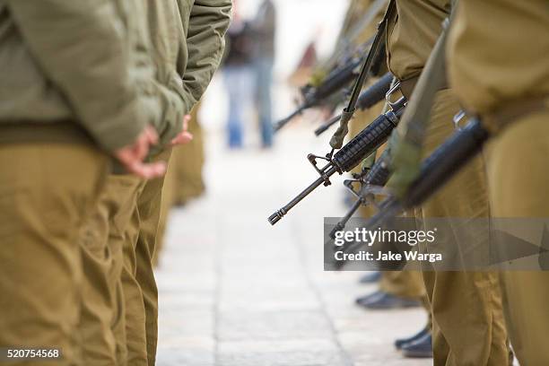 soldiers ceremony in front of wailing wall, jerusalem - israeli ethnicity fotografías e imágenes de stock