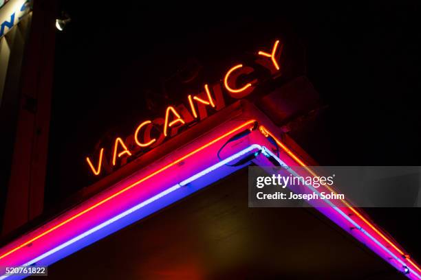 1950's americana motels and neon signs in ventura california - placa de vaga imagens e fotografias de stock