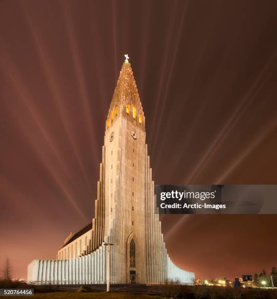 light show over hallgrimskirkja church, reykjavik, iceland - hallgrimskirkja stock pictures, royalty-free photos & images