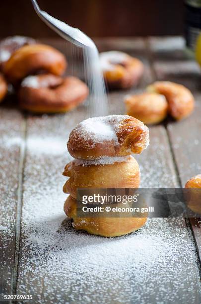 preparation of donuts - tulbandcake stockfoto's en -beelden