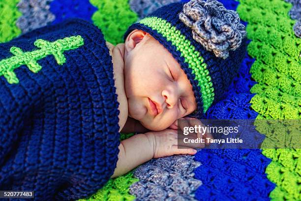 sleeping babe - kuscheldecke stock-fotos und bilder