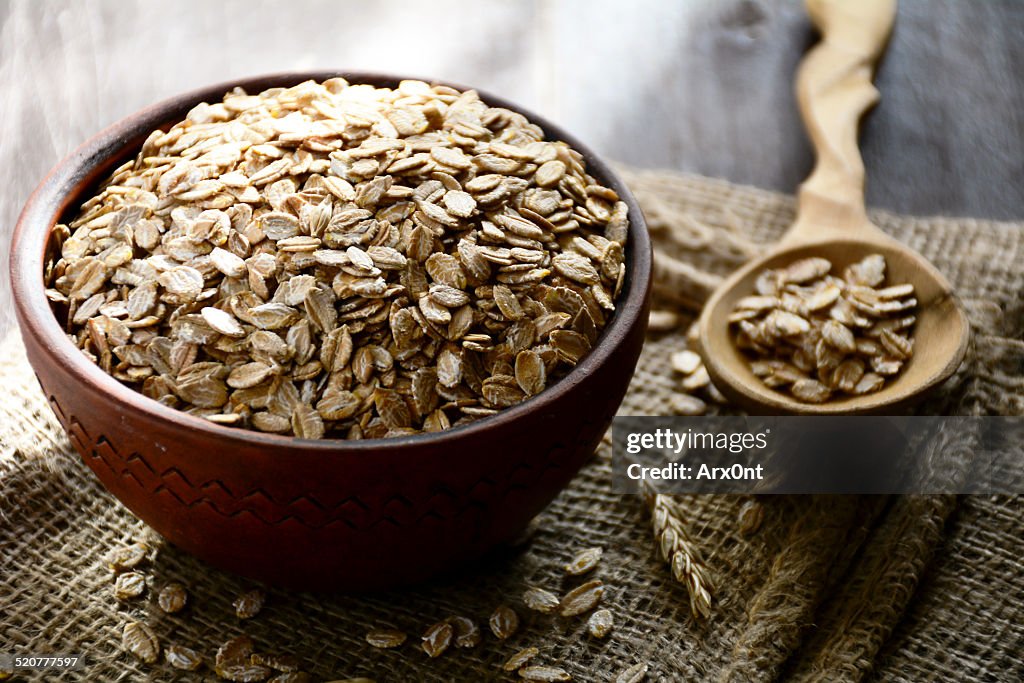 Raw organic rolled oats