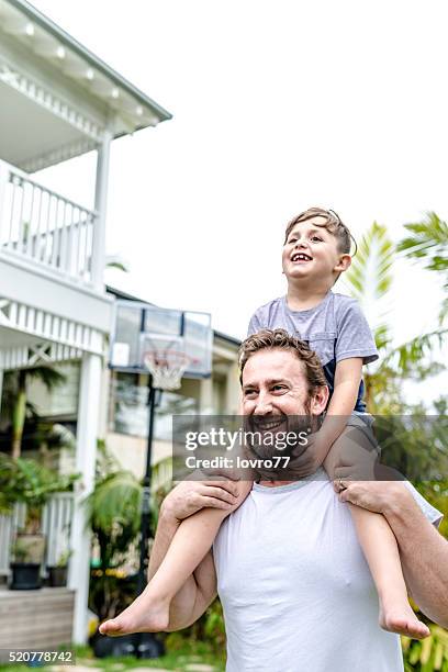 genießen sie die zeit mit vater - australian family time stock-fotos und bilder