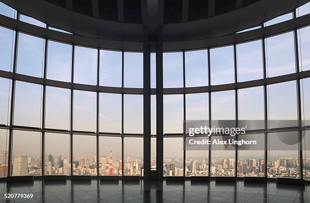 sunset view of tokyo from modern glass observatory - 六本木ヒルズ ストックフォトと画像