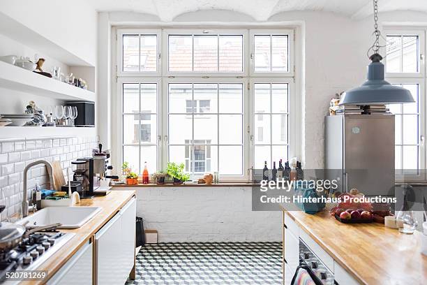 loft apartment kitchen - cucina domestica foto e immagini stock