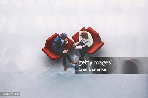 Vue de dessus de deux personnes d'affaires dans le hall Vue de dessus de deux personnes d'affaires dans le hall