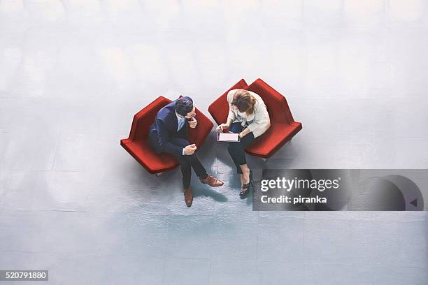 vista aérea de duas pessoas de negócios no hall de entrada - conceptual - fotografias e filmes do acervo