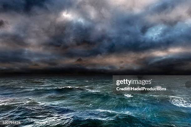 gefährliche sturm über das meer - sturm stock-fotos und bilder