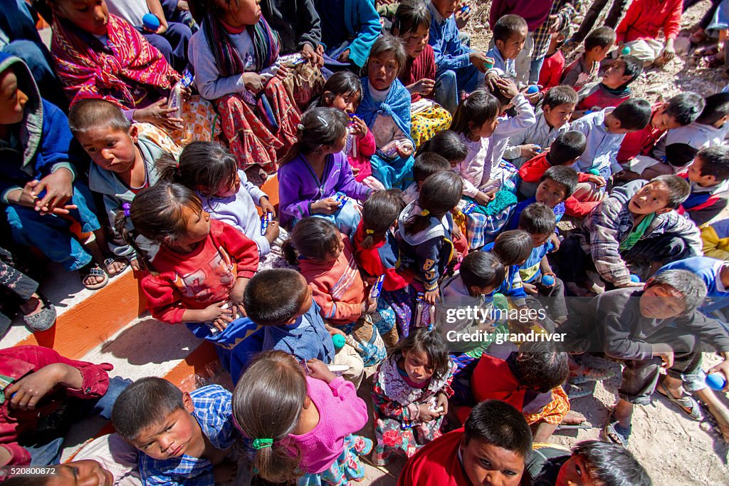 Amplio Grupo de Tarahumara niños en las montañas de la Sierra Madre