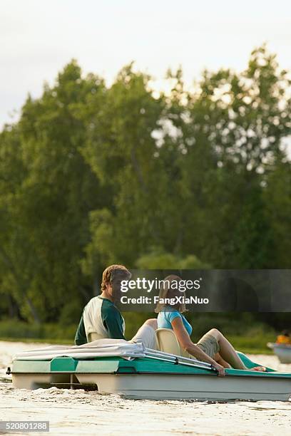 paar auf einem see - punting stock-fotos und bilder