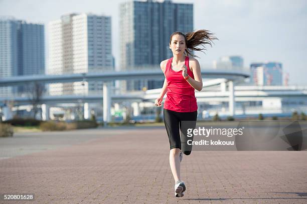 女性のランニング、モダンな公園 - woman jogging ストックフォトと画像