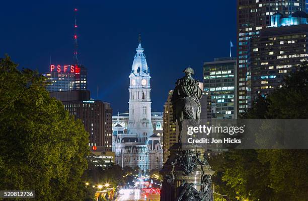 the washington monument and downtown skyline, philadelphia. - rathaus von philadelphia stock-fotos und bilder