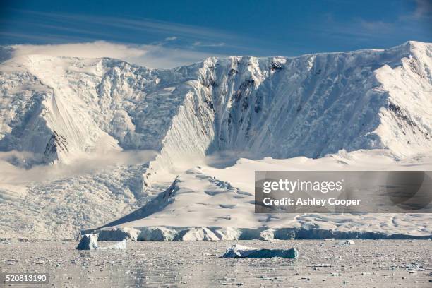 the gerlache strait separating the palmer archipelago from the antarctic peninsular - gebirgskamm stock-fotos und bilder