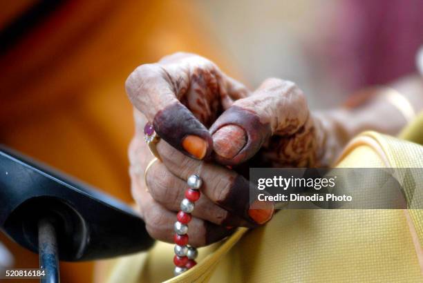 dawoodi bohra muslim lady chanting using prayer beads - chanting mantra stock-fotos und bilder