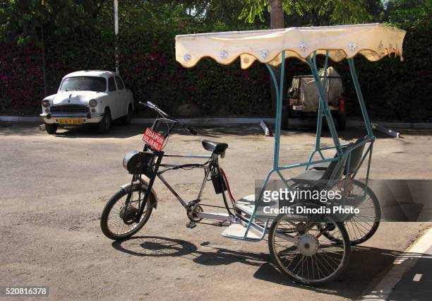 solar powered rickshaw - rikscha stock-fotos und bilder