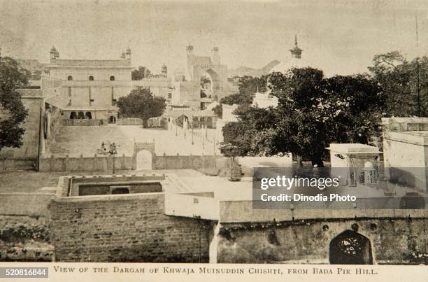 old picture of dargah of khwaja mu-in-ud-din chisti from bada pir hill, ajmer, rajasthan, india - アジメール ストックフォトと画像