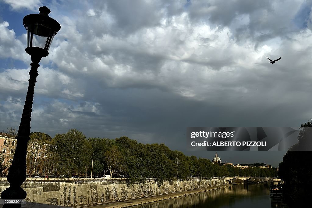 ITALY-ART-KENTRIDGE-MURAL
