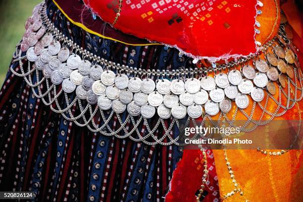 woman wearing jewellery, rajasthan, india - silver belt photos et images de collection