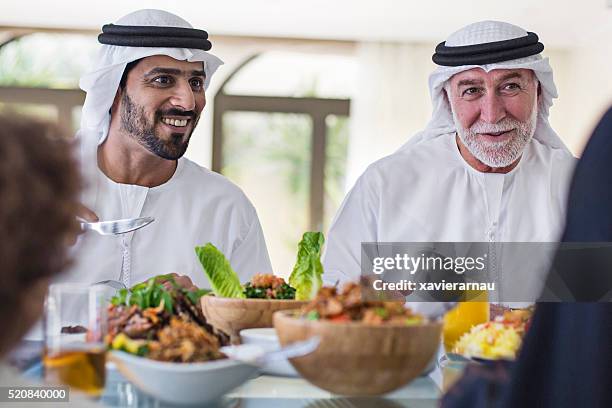 disfrutar de un almuerzo - arab old man fotografías e imágenes de stock